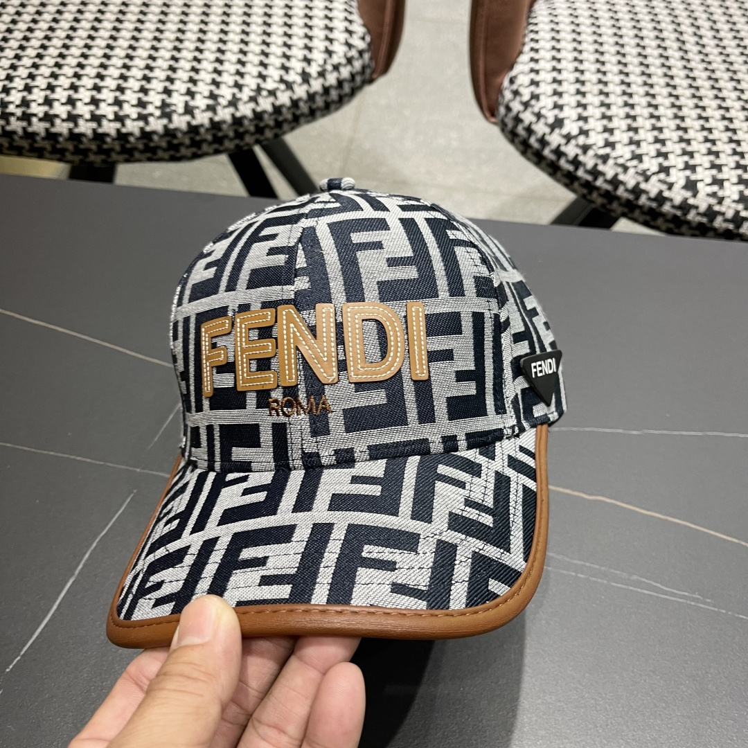 芬迪FF原单棒球帽［比起其他帽子的优势，适中的檐有修饰脸型的效果搭配的造型也是以休闲舒适的服装为主，适
