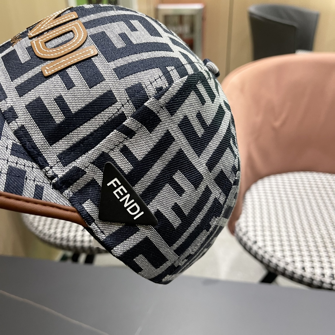  芬迪FF原单棒球帽［比起其他帽子的优势，适中的檐有修饰脸型的效果搭配的造型也是以休闲舒适的服装为主，适