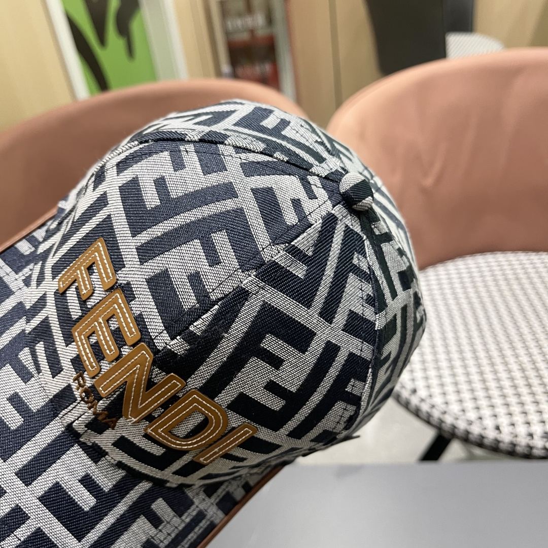  芬迪FF原单棒球帽［比起其他帽子的优势，适中的檐有修饰脸型的效果搭配的造型也是以休闲舒适的服装为主，适