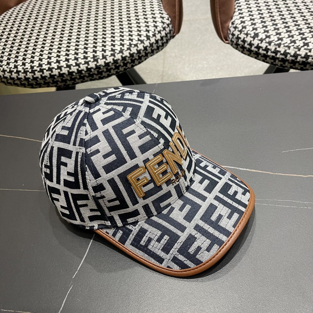  芬迪FF原单棒球帽［比起其他帽子的优势，适中的檐有修饰脸型的效果搭配的造型也是以休闲舒适的服装为主，适