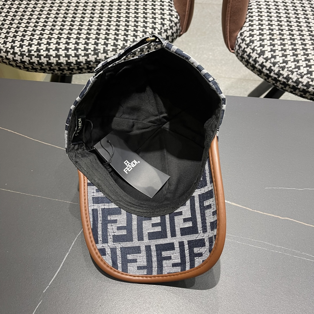  芬迪FF原单棒球帽［比起其他帽子的优势，适中的檐有修饰脸型的效果搭配的造型也是以休闲舒适的服装为主，适