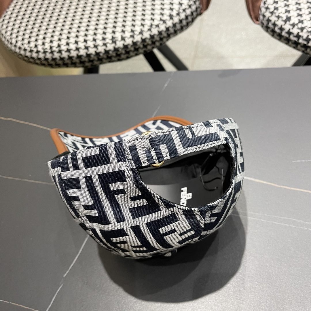  芬迪FF原单棒球帽［比起其他帽子的优势，适中的檐有修饰脸型的效果搭配的造型也是以休闲舒适的服装为主，适