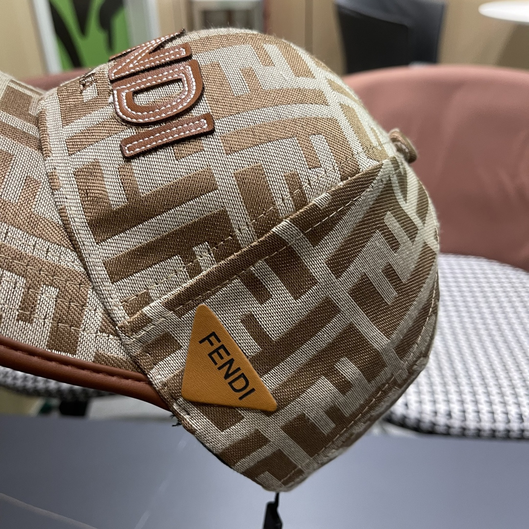  芬迪FF原单棒球帽［比起其他帽子的优势，适中的檐有修饰脸型的效果搭配的造型也是以休闲舒适的服装为主，适