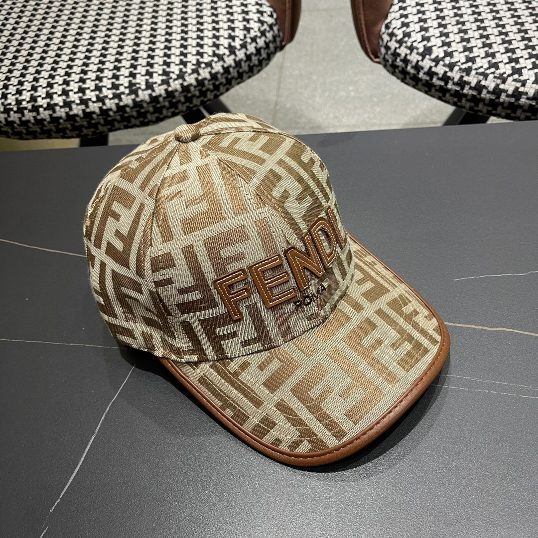  芬迪FF原单棒球帽［比起其他帽子的优势，适中的檐有修饰脸型的效果搭配的造型也是以休闲舒适的服装为主，适