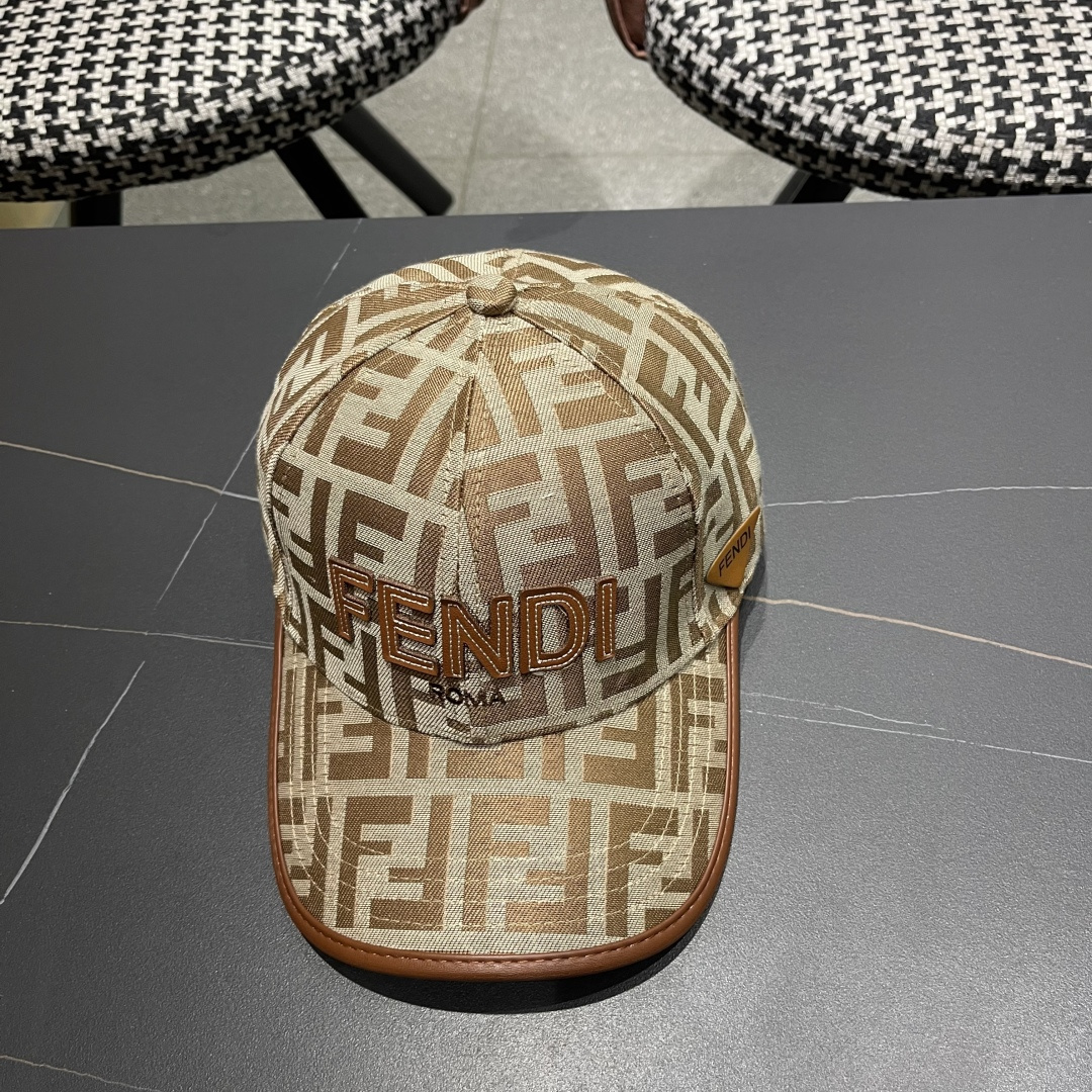  芬迪FF原单棒球帽［比起其他帽子的优势，适中的檐有修饰脸型的效果搭配的造型也是以休闲舒适的服装为主，适
