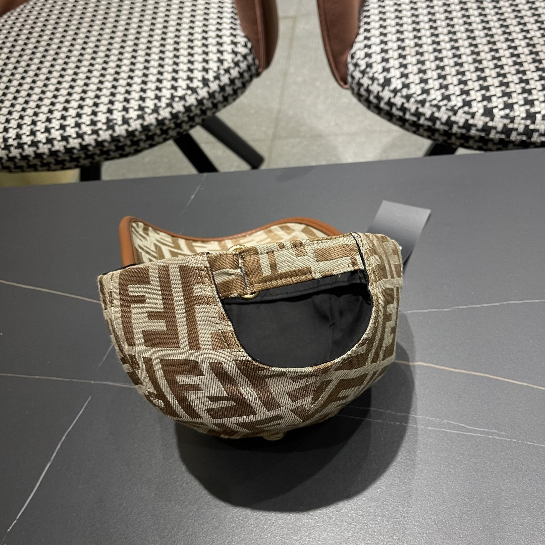  芬迪FF原单棒球帽［比起其他帽子的优势，适中的檐有修饰脸型的效果搭配的造型也是以休闲舒适的服装为主，适