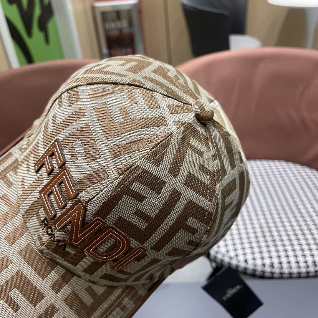  芬迪FF原单棒球帽［比起其他帽子的优势，适中的檐有修饰脸型的效果搭配的造型也是以休闲舒适的服装为主，适