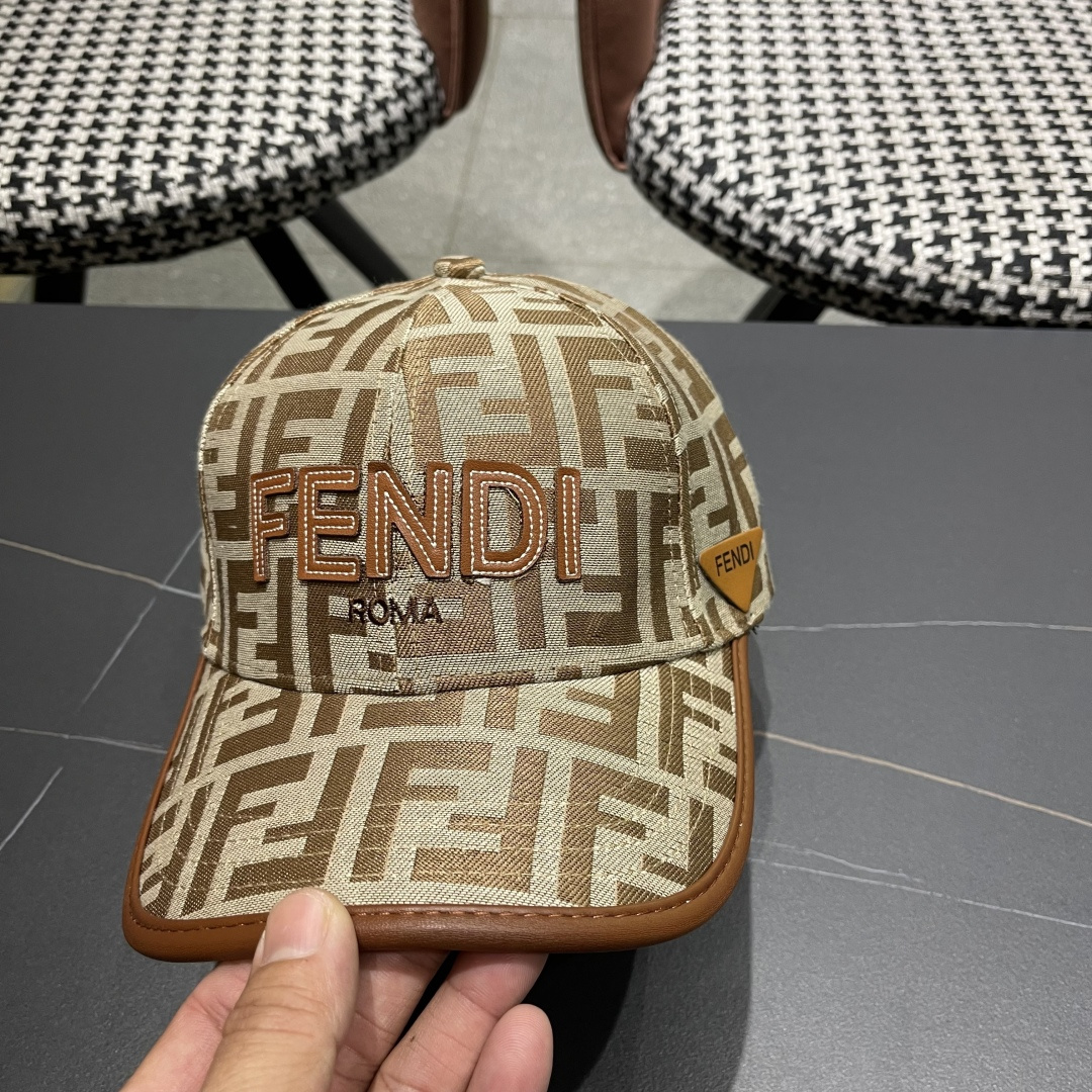  芬迪FF原单棒球帽［比起其他帽子的优势，适中的檐有修饰脸型的效果搭配的造型也是以休闲舒适的服装为主，适