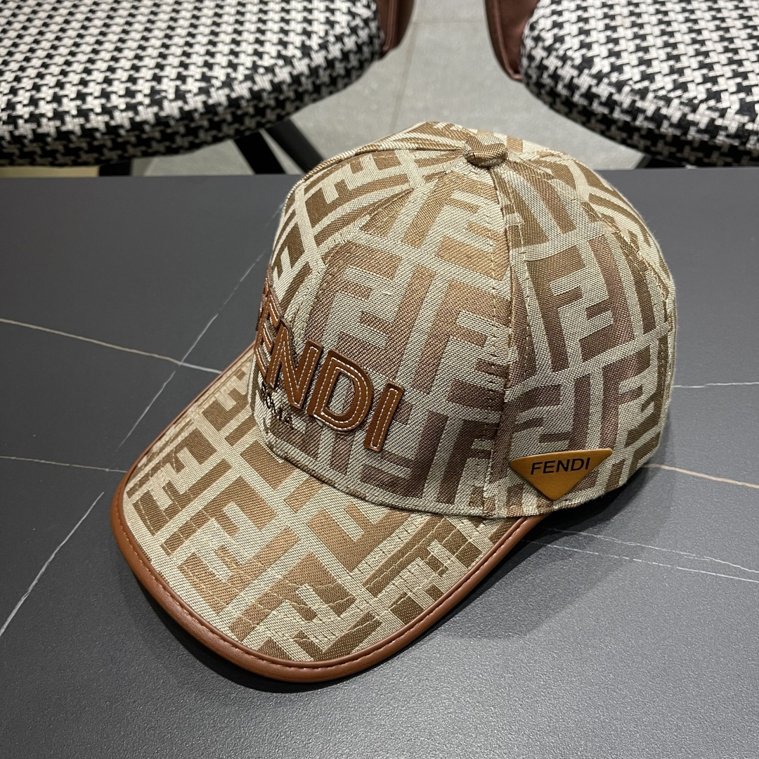  芬迪FF原单棒球帽［比起其他帽子的优势，适中的檐有修饰脸型的效果搭配的造型也是以休闲舒适的服装为主，适