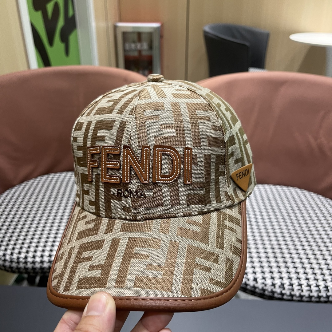  芬迪FF原单棒球帽［比起其他帽子的优势，适中的檐有修饰脸型的效果搭配的造型也是以休闲舒适的服装为主，适