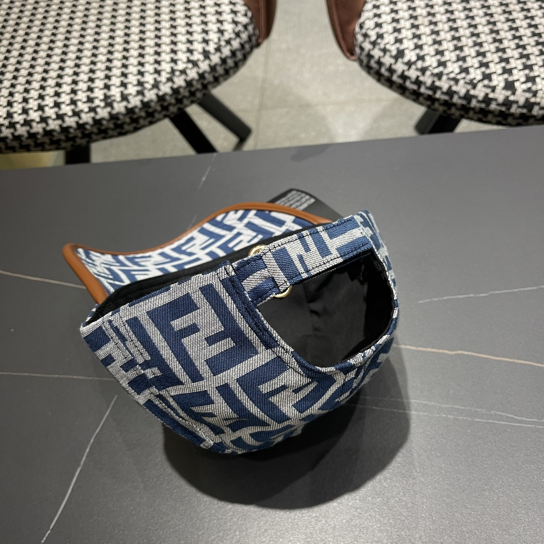  芬迪FF原单棒球帽［比起其他帽子的优势，适中的檐有修饰脸型的效果搭配的造型也是以休闲舒适的服装为主，适