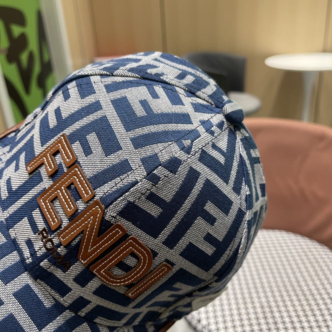  芬迪FF原单棒球帽［比起其他帽子的优势，适中的檐有修饰脸型的效果搭配的造型也是以休闲舒适的服装为主，适