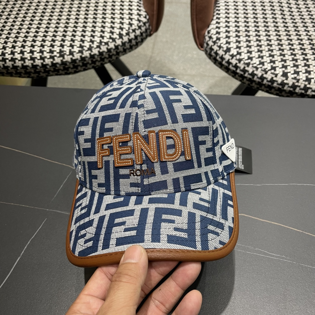  芬迪FF原单棒球帽［比起其他帽子的优势，适中的檐有修饰脸型的效果搭配的造型也是以休闲舒适的服装为主，适