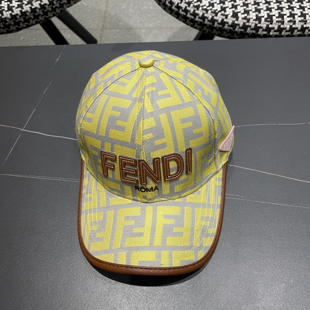  芬迪FF原单棒球帽［比起其他帽子的优势，适中的檐有修饰脸型的效果搭配的造型也是以休闲舒适的服装为主，适