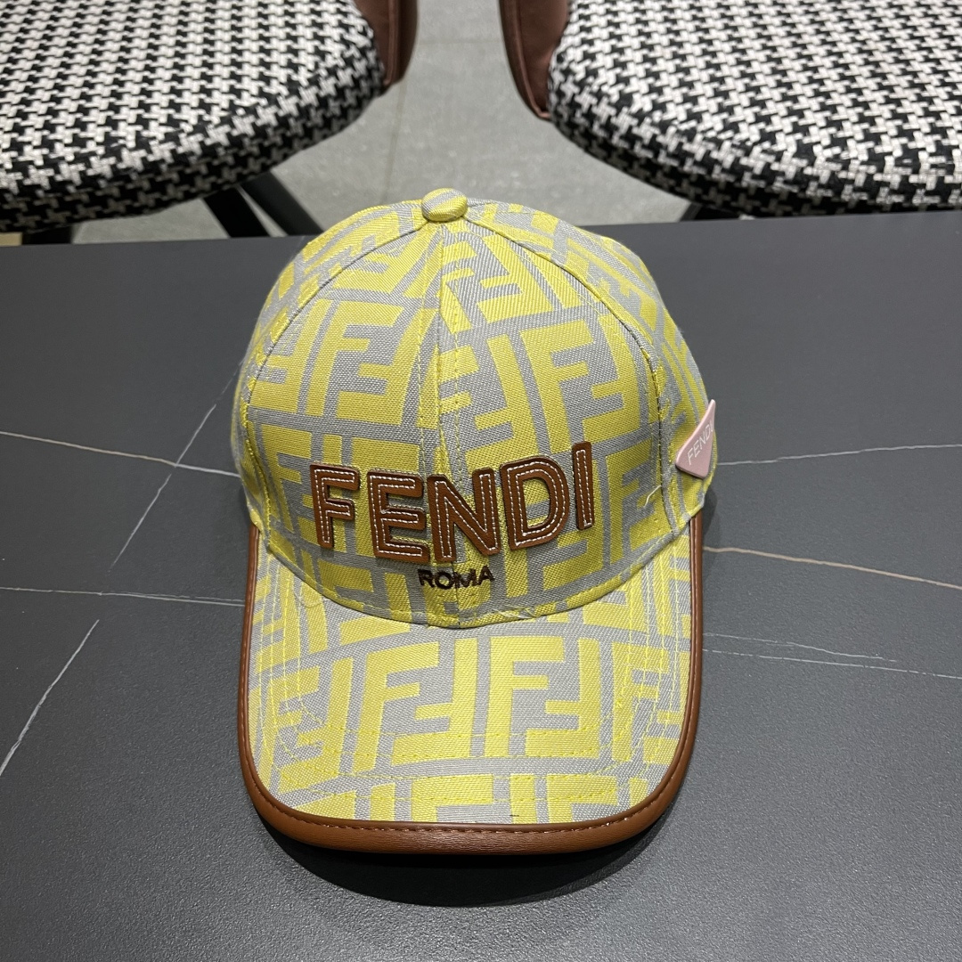  芬迪FF原单棒球帽［比起其他帽子的优势，适中的檐有修饰脸型的效果搭配的造型也是以休闲舒适的服装为主，适