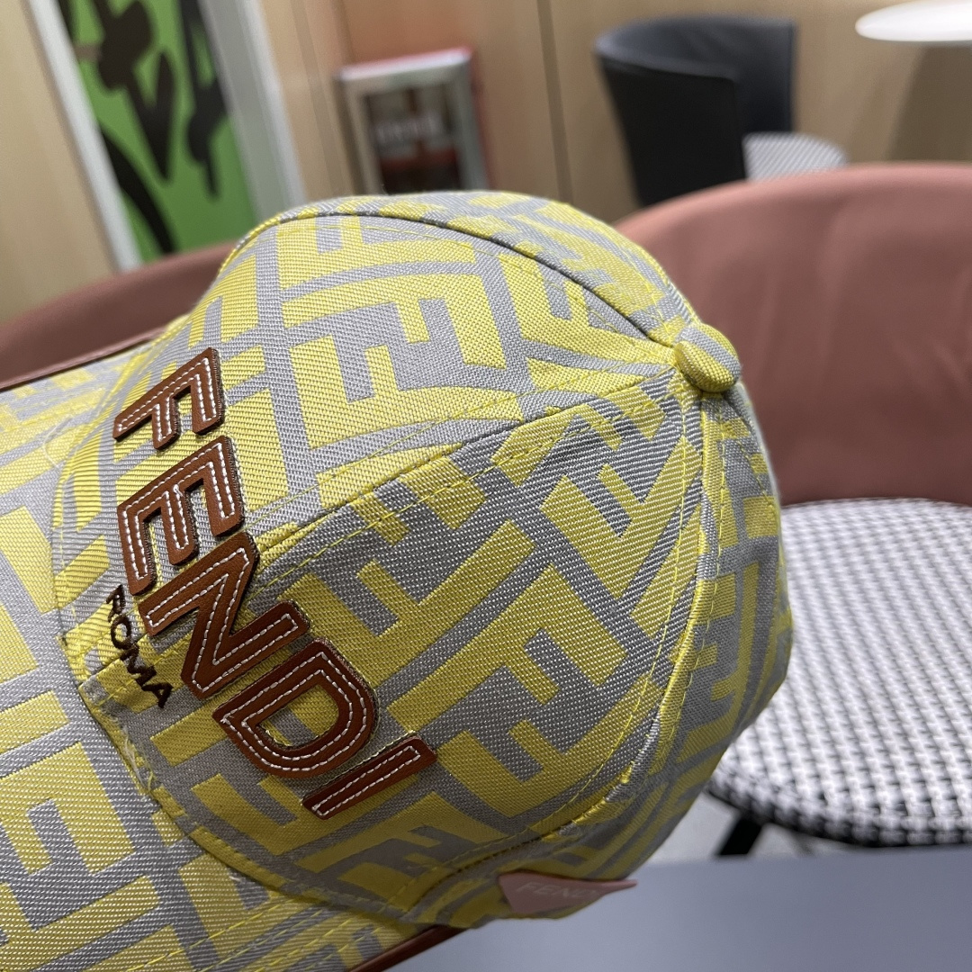  芬迪FF原单棒球帽［比起其他帽子的优势，适中的檐有修饰脸型的效果搭配的造型也是以休闲舒适的服装为主，适