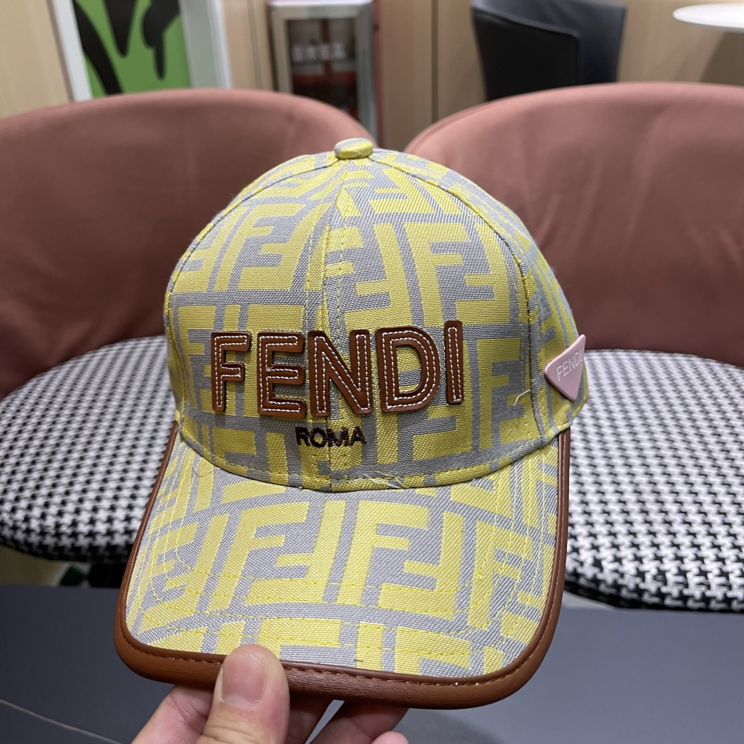  芬迪FF原单棒球帽［比起其他帽子的优势，适中的檐有修饰脸型的效果搭配的造型也是以休闲舒适的服装为主，适