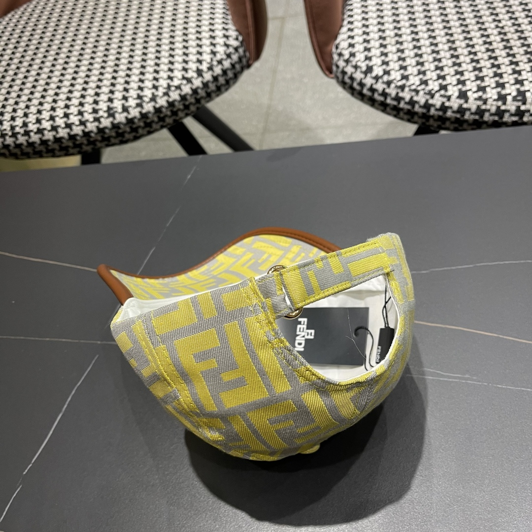  芬迪FF原单棒球帽［比起其他帽子的优势，适中的檐有修饰脸型的效果搭配的造型也是以休闲舒适的服装为主，适