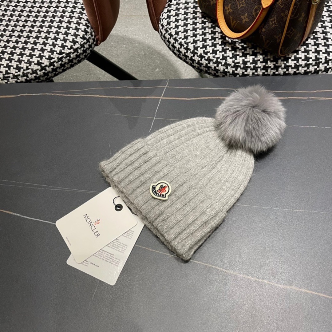  蒙口新款上架，特别实惠的一个系列帽子，配狐狸毛球面料：细毛线。密度紧致！毛线针织面料手感舒适透气性好！