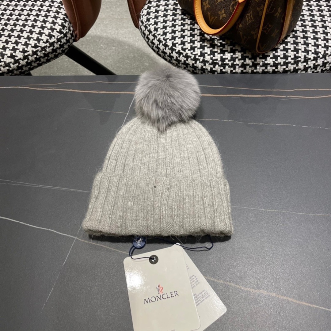  蒙口新款上架，特别实惠的一个系列帽子，配狐狸毛球面料：细毛线。密度紧致！毛线针织面料手感舒适透气性好！