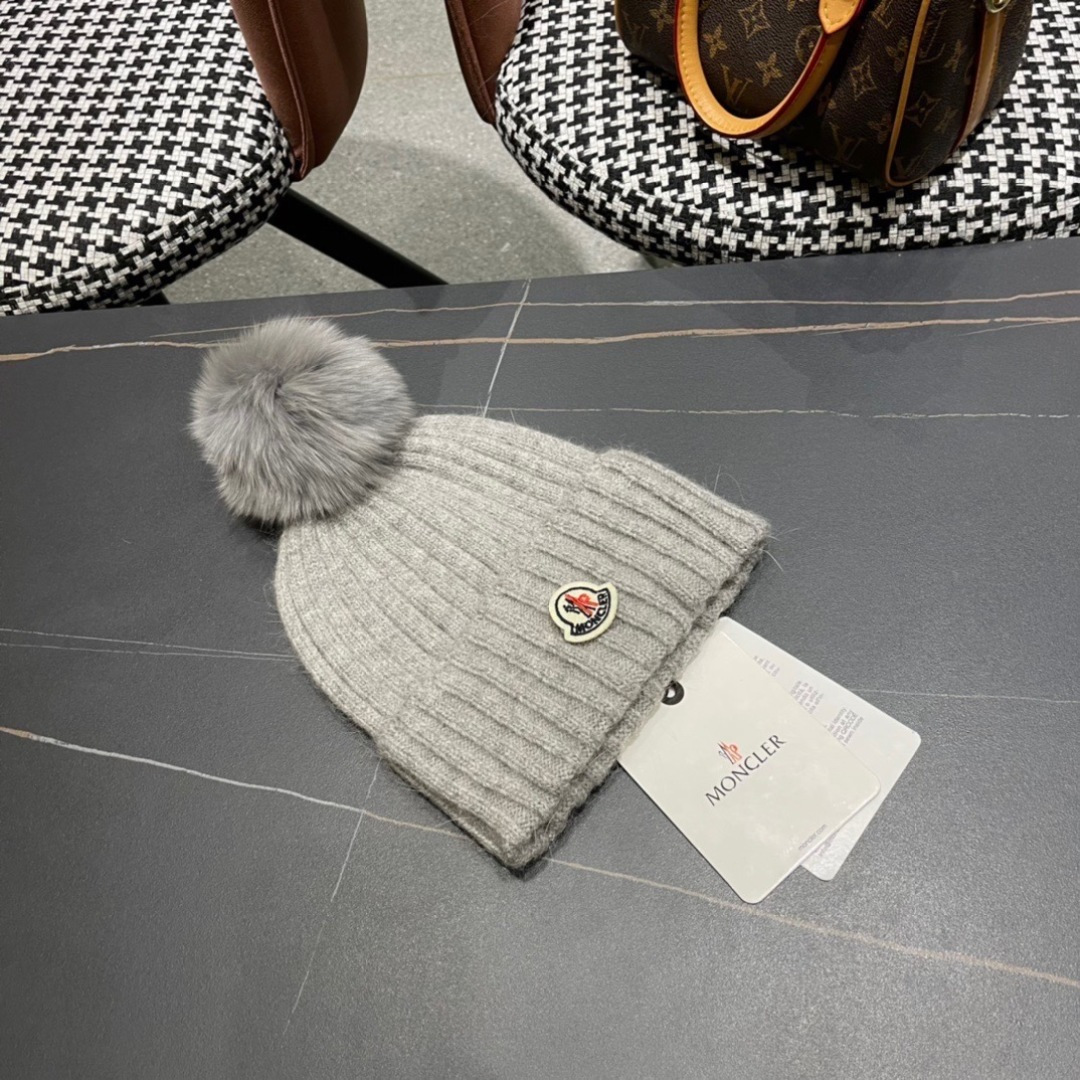  蒙口新款上架，特别实惠的一个系列帽子，配狐狸毛球面料：细毛线。密度紧致！毛线针织面料手感舒适透气性好！