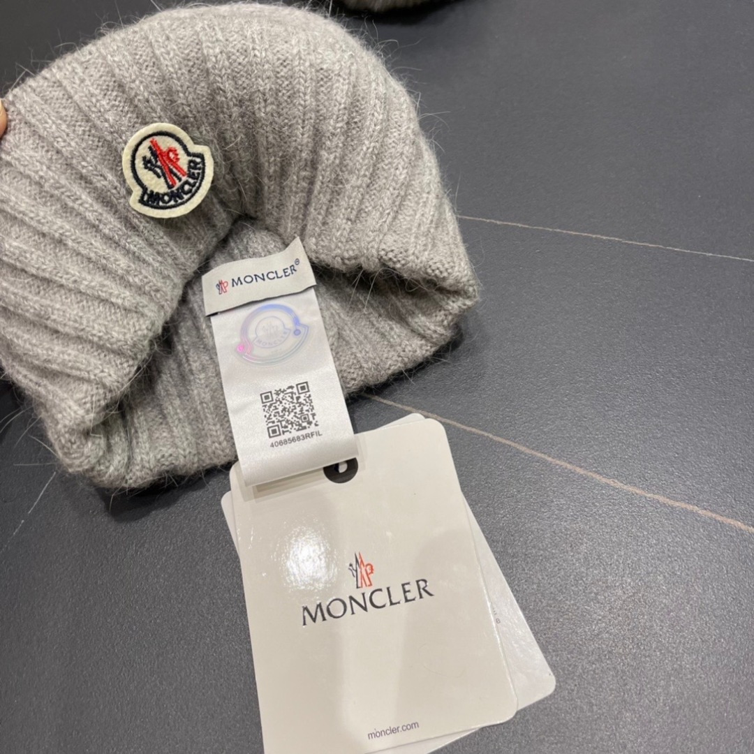  蒙口新款上架，特别实惠的一个系列帽子，配狐狸毛球面料：细毛线。密度紧致！毛线针织面料手感舒适透气性好！