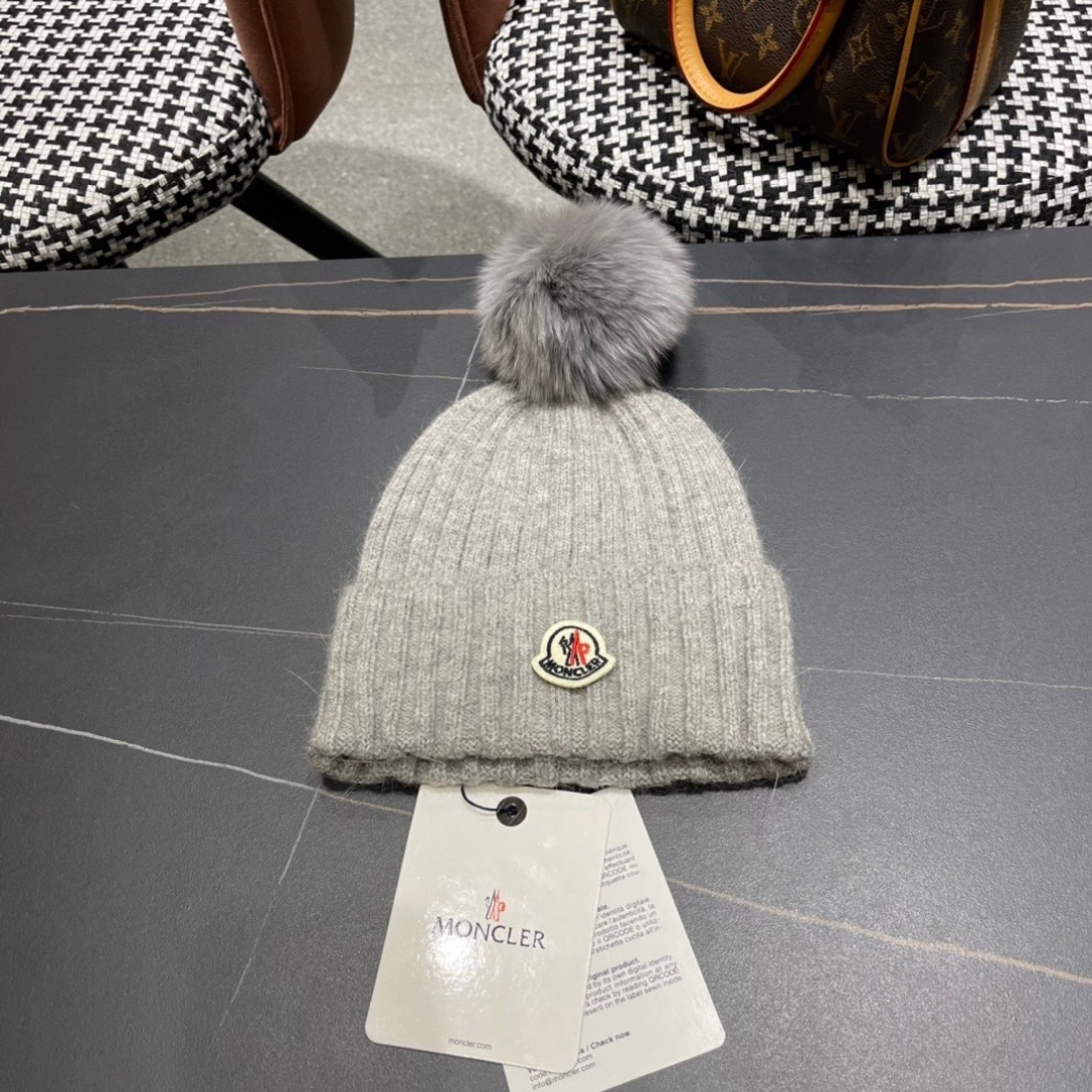  蒙口新款上架，特别实惠的一个系列帽子，配狐狸毛球面料：细毛线。密度紧致！毛线针织面料手感舒适透气性好！