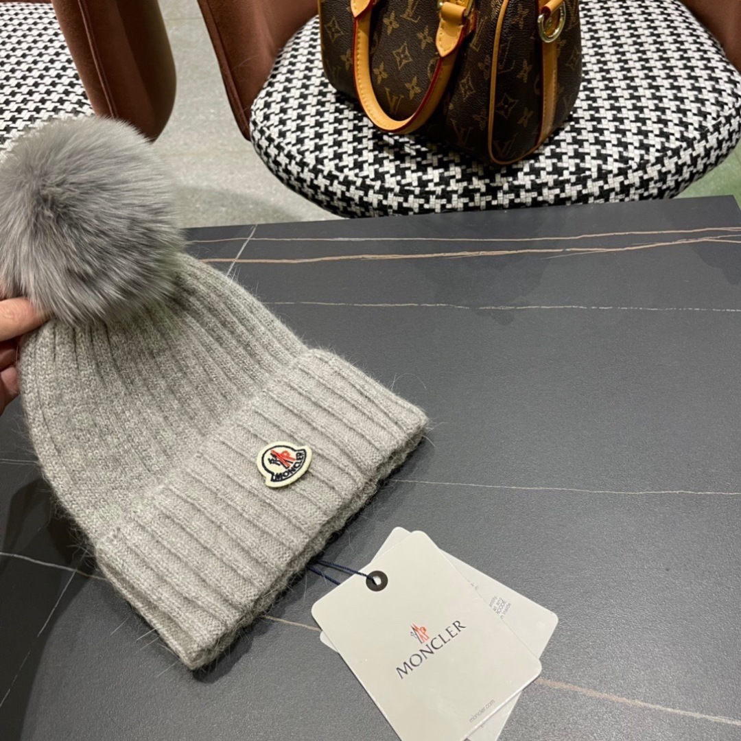  蒙口新款上架，特别实惠的一个系列帽子，配狐狸毛球面料：细毛线。密度紧致！毛线针织面料手感舒适透气性好！