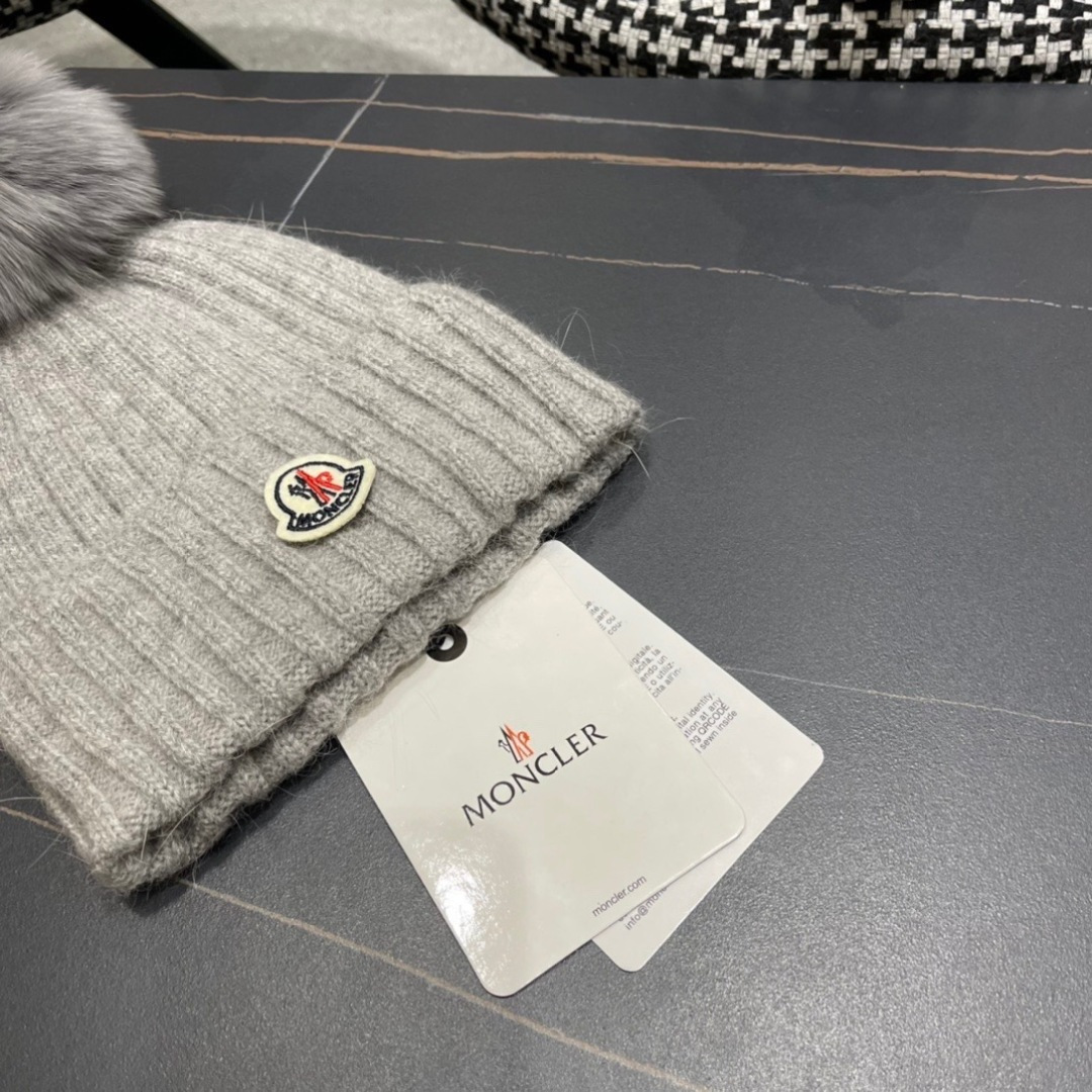  蒙口新款上架，特别实惠的一个系列帽子，配狐狸毛球面料：细毛线。密度紧致！毛线针织面料手感舒适透气性好！