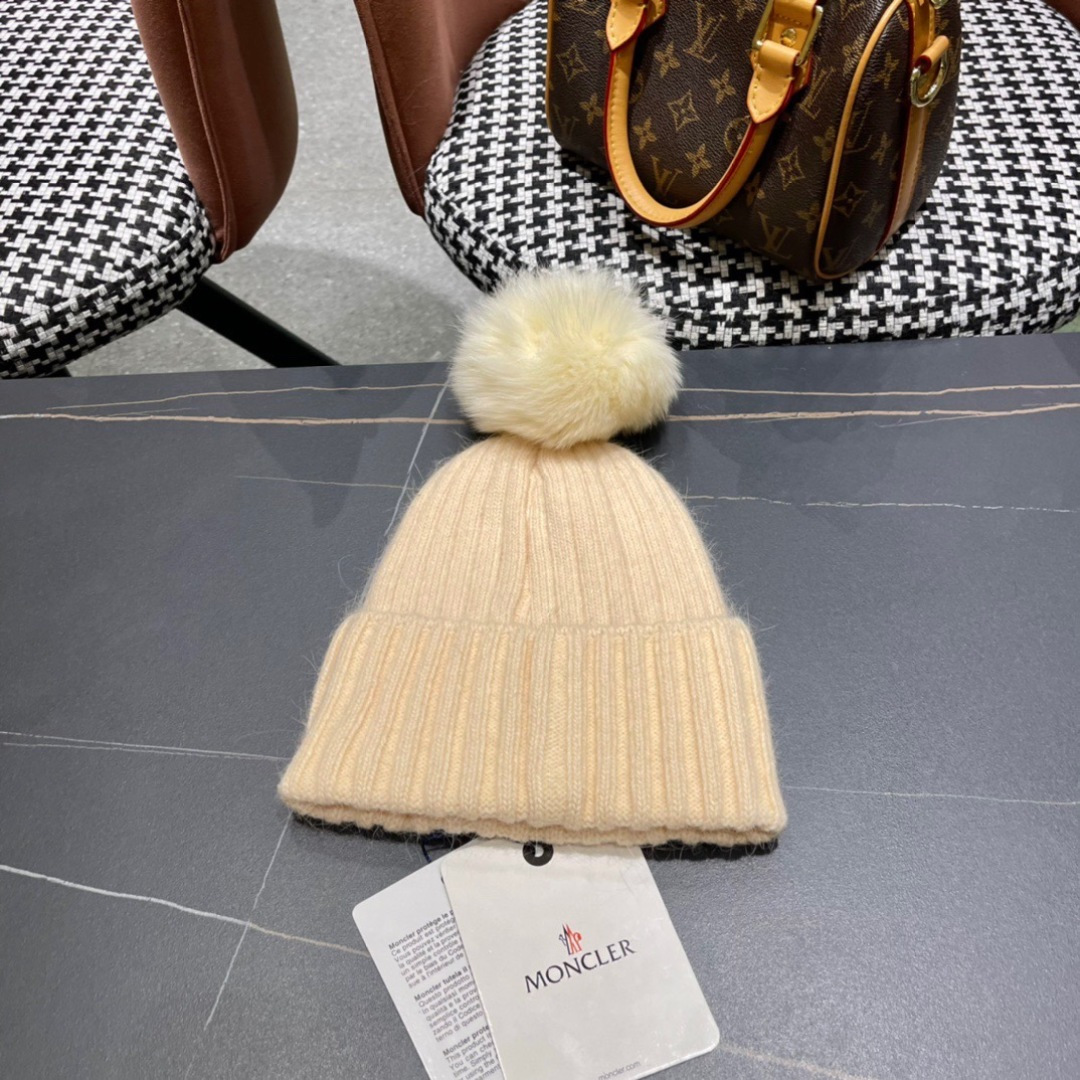  蒙口新款上架，特别实惠的一个系列帽子，配狐狸毛球面料：细毛线。密度紧致！毛线针织面料手感舒适透气性好！