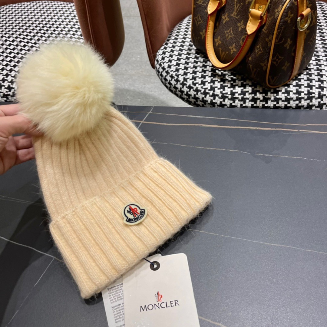  蒙口新款上架，特别实惠的一个系列帽子，配狐狸毛球面料：细毛线。密度紧致！毛线针织面料手感舒适透气性好！