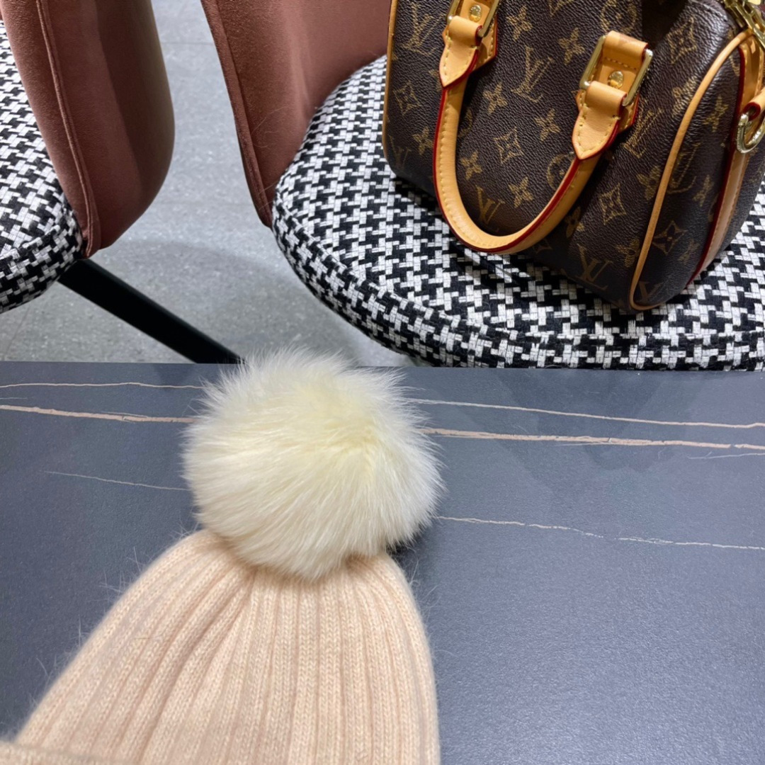  蒙口新款上架，特别实惠的一个系列帽子，配狐狸毛球面料：细毛线。密度紧致！毛线针织面料手感舒适透气性好！