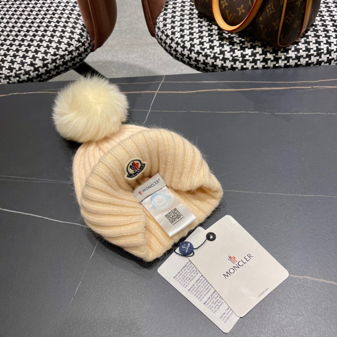  蒙口新款上架，特别实惠的一个系列帽子，配狐狸毛球面料：细毛线。密度紧致！毛线针织面料手感舒适透气性好！