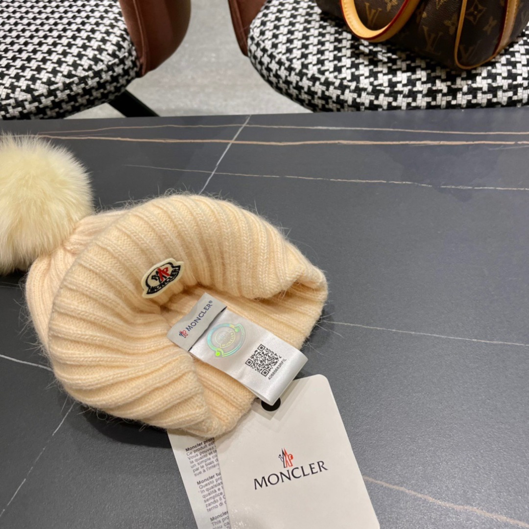  蒙口新款上架，特别实惠的一个系列帽子，配狐狸毛球面料：细毛线。密度紧致！毛线针织面料手感舒适透气性好！