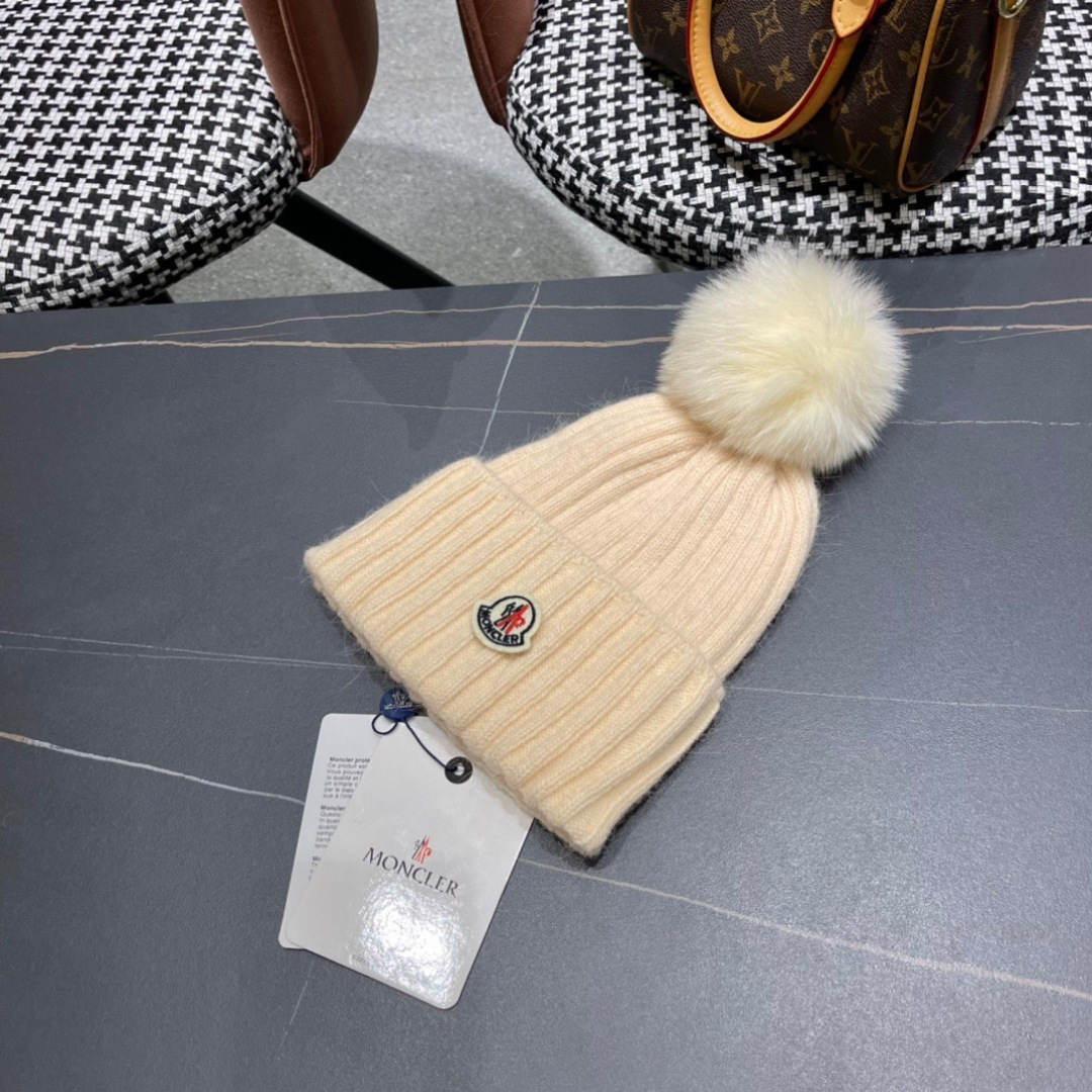  蒙口新款上架，特别实惠的一个系列帽子，配狐狸毛球面料：细毛线。密度紧致！毛线针织面料手感舒适透气性好！