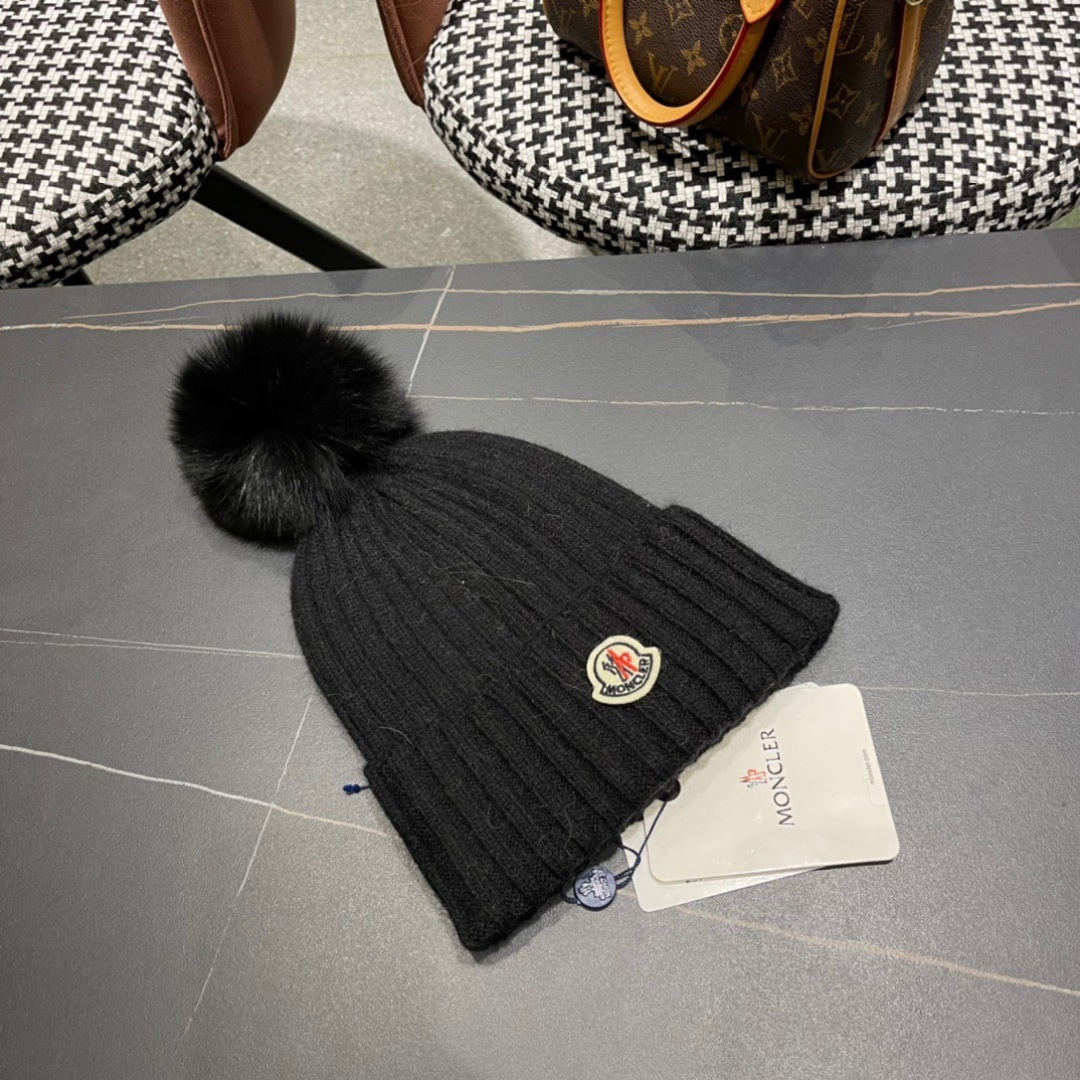  蒙口新款上架，特别实惠的一个系列帽子，配狐狸毛球面料：细毛线。密度紧致！毛线针织面料手感舒适透气性好！