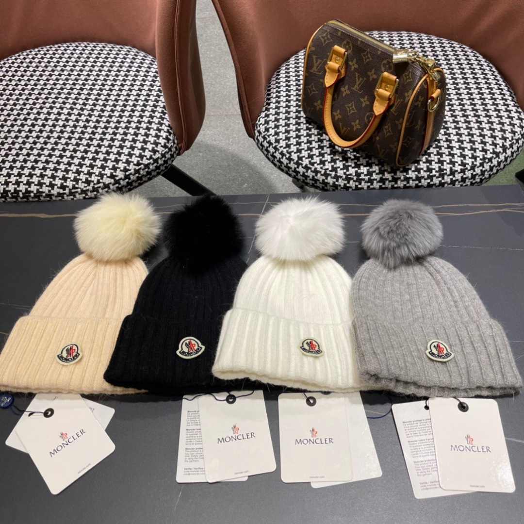  蒙口新款上架，特别实惠的一个系列帽子，配狐狸毛球面料：细毛线。密度紧致！毛线针织面料手感舒适透气性好！