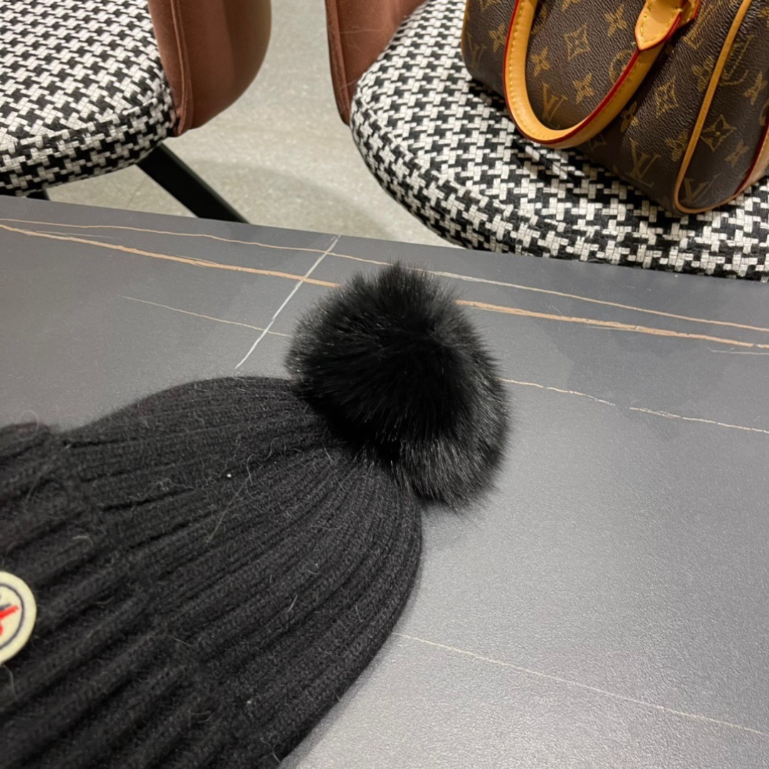  蒙口新款上架，特别实惠的一个系列帽子，配狐狸毛球面料：细毛线。密度紧致！毛线针织面料手感舒适透气性好！