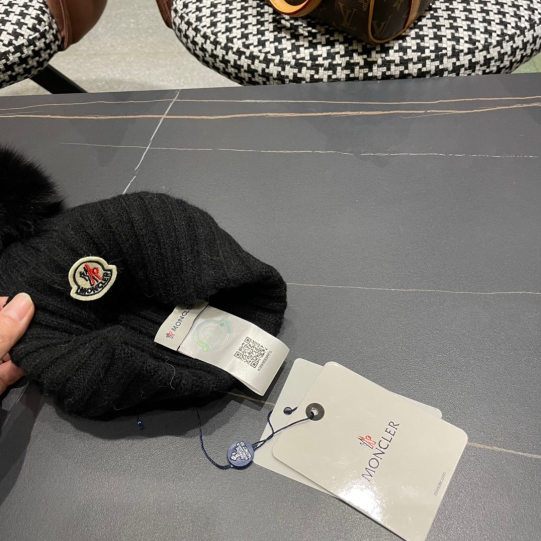  蒙口新款上架，特别实惠的一个系列帽子，配狐狸毛球面料：细毛线。密度紧致！毛线针织面料手感舒适透气性好！