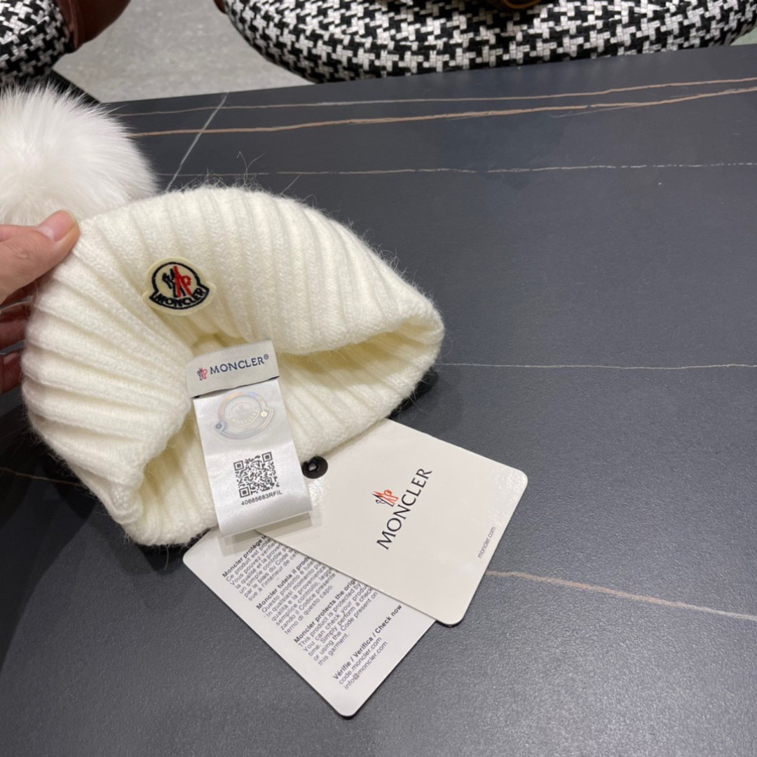  蒙口新款上架，特别实惠的一个系列帽子，配狐狸毛球面料：细毛线。密度紧致！毛线针织面料手感舒适透气性好！