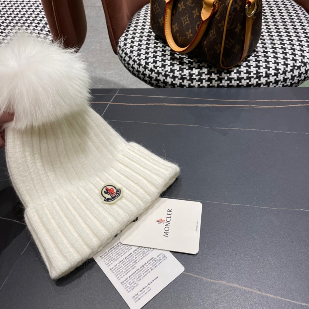  蒙口新款上架，特别实惠的一个系列帽子，配狐狸毛球面料：细毛线。密度紧致！毛线针织面料手感舒适透气性好！