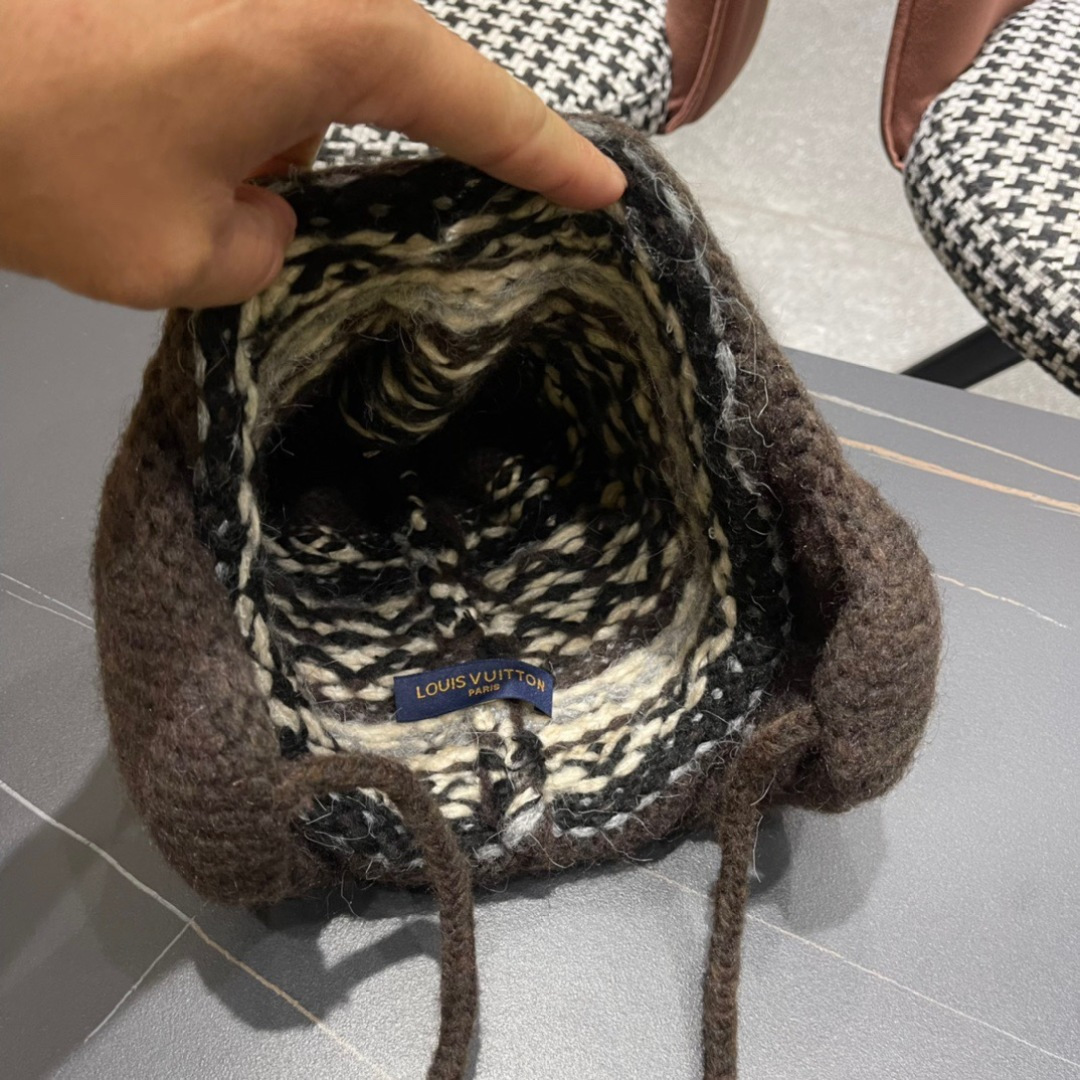  LouisVuitton路易威登秋冬专柜针织毛线保暖护耳帽，百搭款超火爆
定制超毛球质感一流
图片实拍
