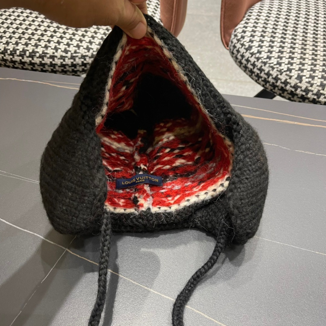  LouisVuitton路易威登秋冬专柜针织毛线保暖护耳帽，百搭款超火爆
定制超毛球质感一流
图片实拍