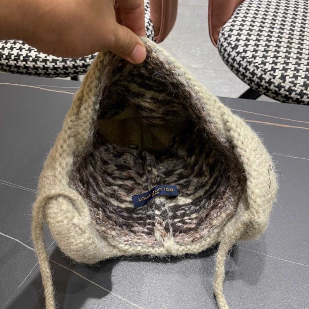  LouisVuitton路易威登秋冬专柜针织毛线保暖护耳帽，百搭款超火爆
定制超毛球质感一流
图片实拍