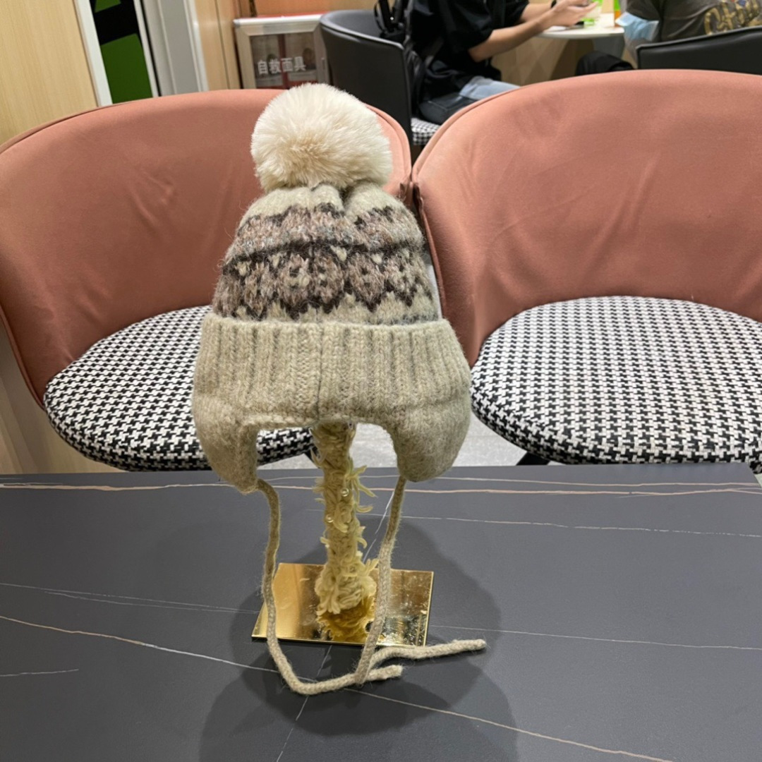  LouisVuitton路易威登秋冬专柜针织毛线保暖护耳帽，百搭款超火爆
定制超毛球质感一流
图片实拍