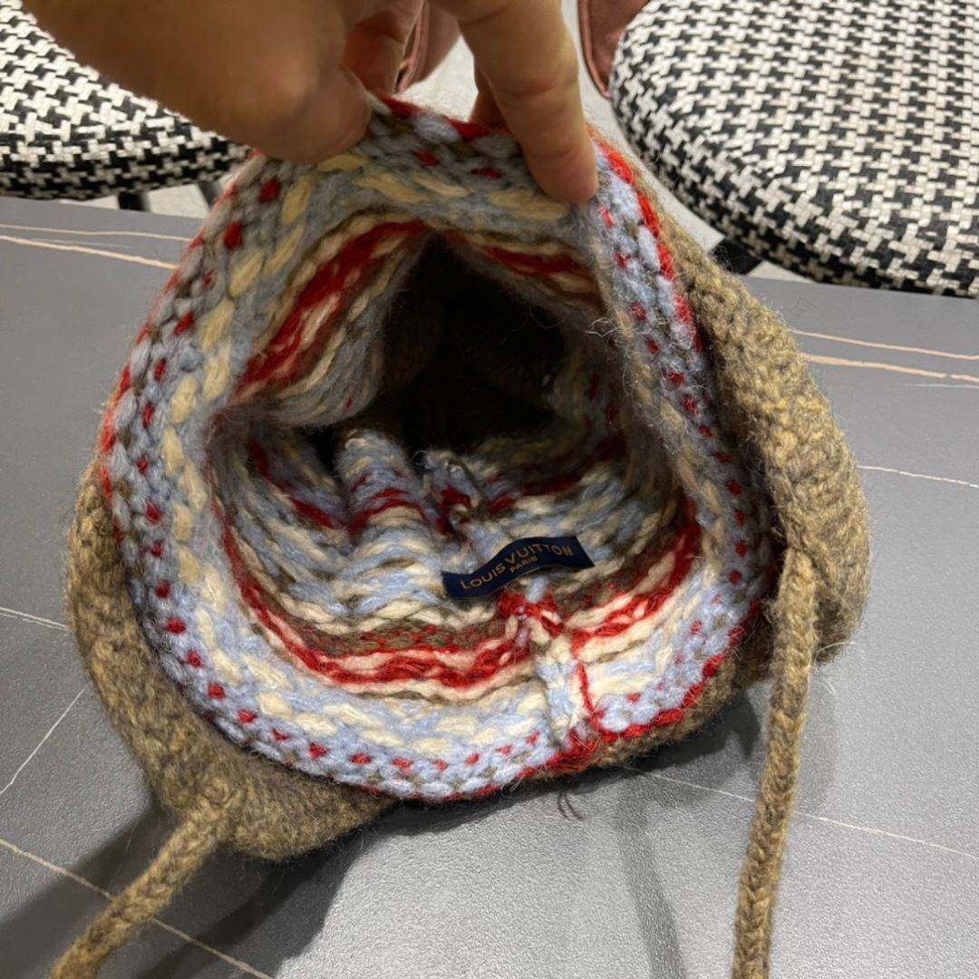  LouisVuitton路易威登秋冬专柜针织毛线保暖护耳帽，百搭款超火爆
定制超毛球质感一流
图片实拍