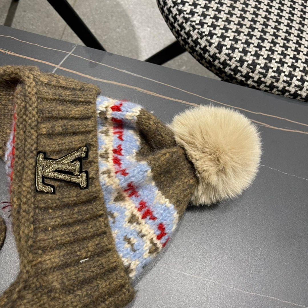  LouisVuitton路易威登秋冬专柜针织毛线保暖护耳帽，百搭款超火爆
定制超毛球质感一流
图片实拍
