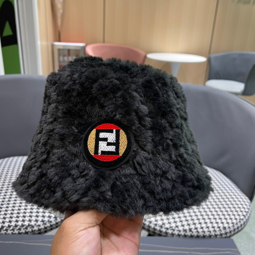  FENDI芬迪2025秋冬羊羔毛绒渔夫帽完全是超级完美的诠
上头性感又帅气 双双在线！没有哪个女孩子拒