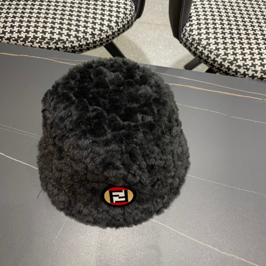  FENDI芬迪2025秋冬羊羔毛绒渔夫帽完全是超级完美的诠
上头性感又帅气 双双在线！没有哪个女孩子拒