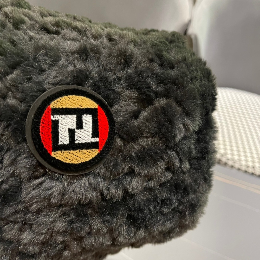  FENDI芬迪2025秋冬羊羔毛绒渔夫帽完全是超级完美的诠
上头性感又帅气 双双在线！没有哪个女孩子拒